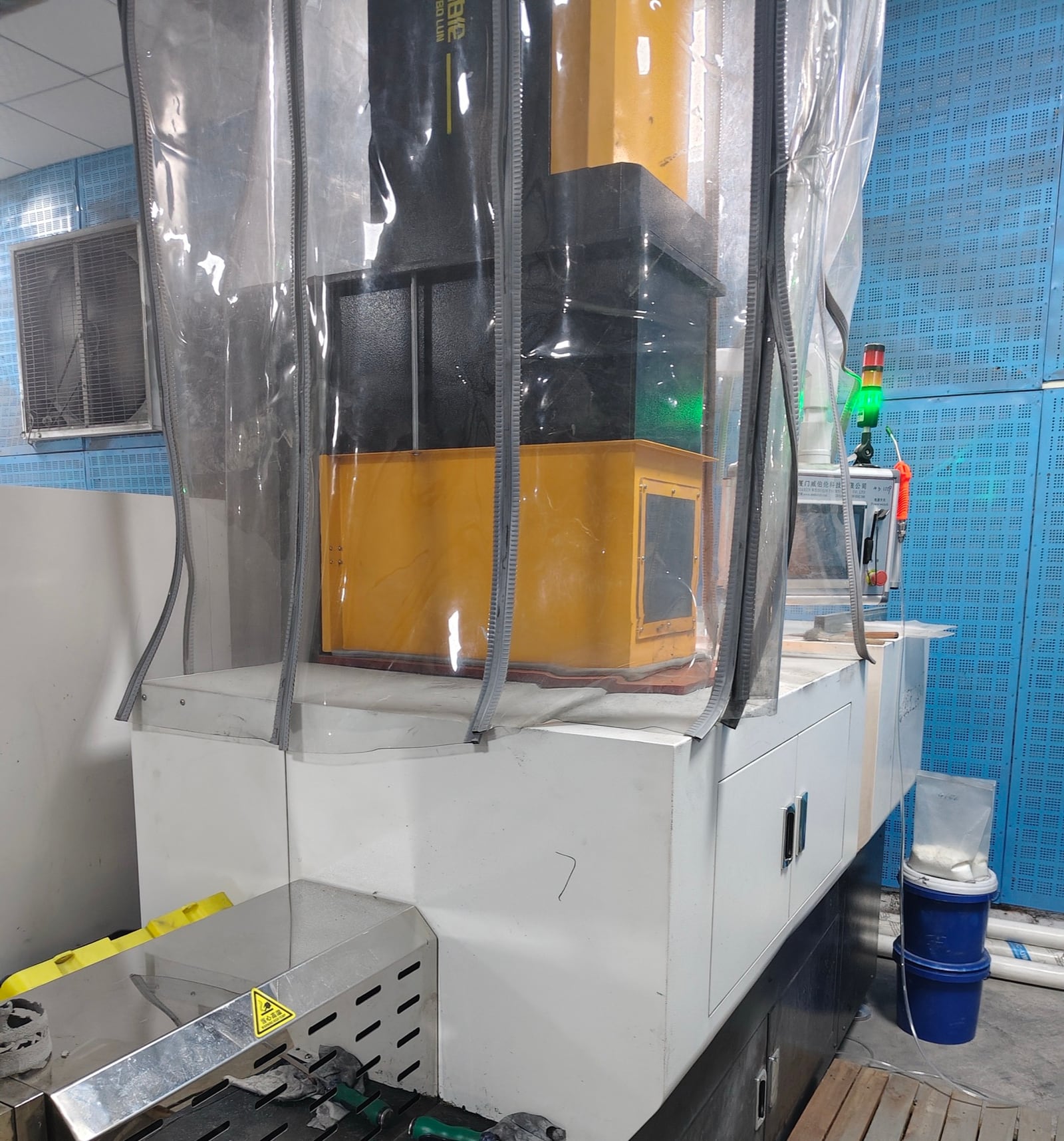 Injection molding equipment in the Tongcheng workshop