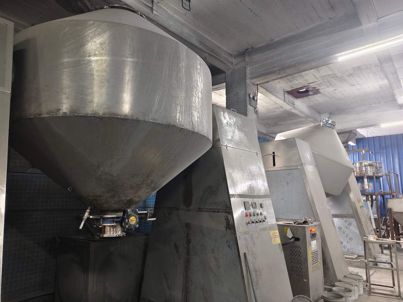 Powder blending equipment and hoppers in the Tongcheng workshop